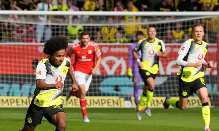 Dortmund keep heat on Bayern with Mainz win