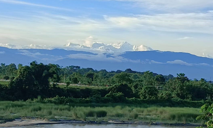 Dazzling Kanchenjunga peeps through skies in Panchagarh