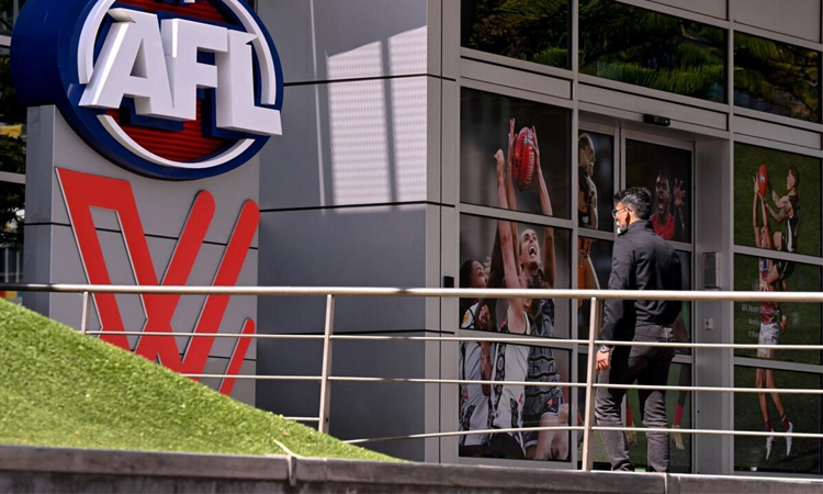 Australian Rules axes 'centre bounce' after 130 years