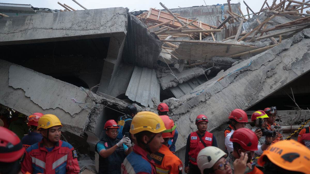 91 people possibly still under collapsed Indonesian school: official