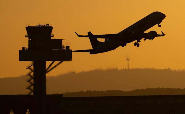 Air traffic controllers warn of US shutdown strain