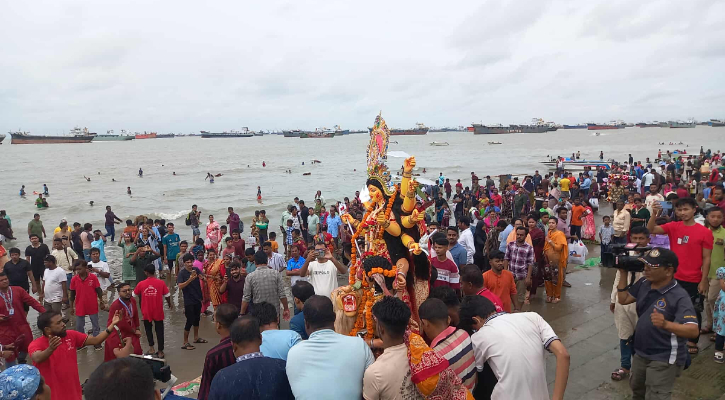 Durga Puja ends with immersion of idols in Ctg