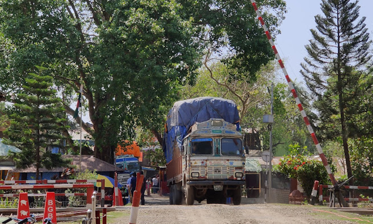 Import-export activities resume at Dinajpur’s Hili land port after eight-day closure 