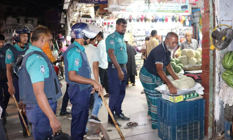 KMP evicts illegal shops on footpaths