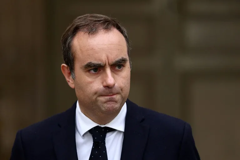 French PM in final effort to salvage cabinet