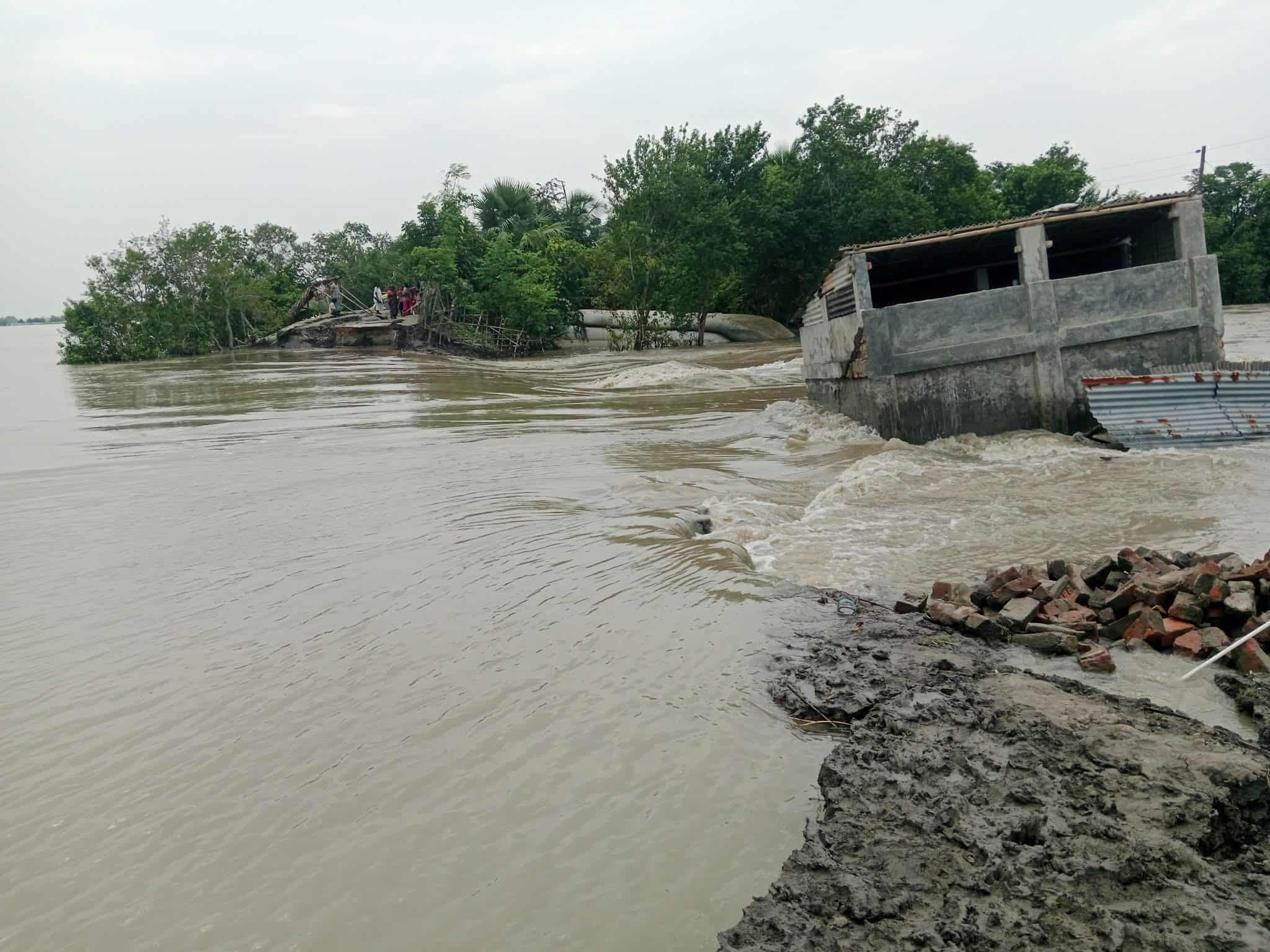 Tidal surge breaches embankment in Dakop, thousands marooned