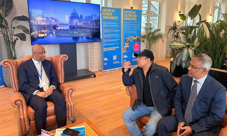 Anwar Aldin exchanges views with Tower Hamlets Mayor in London