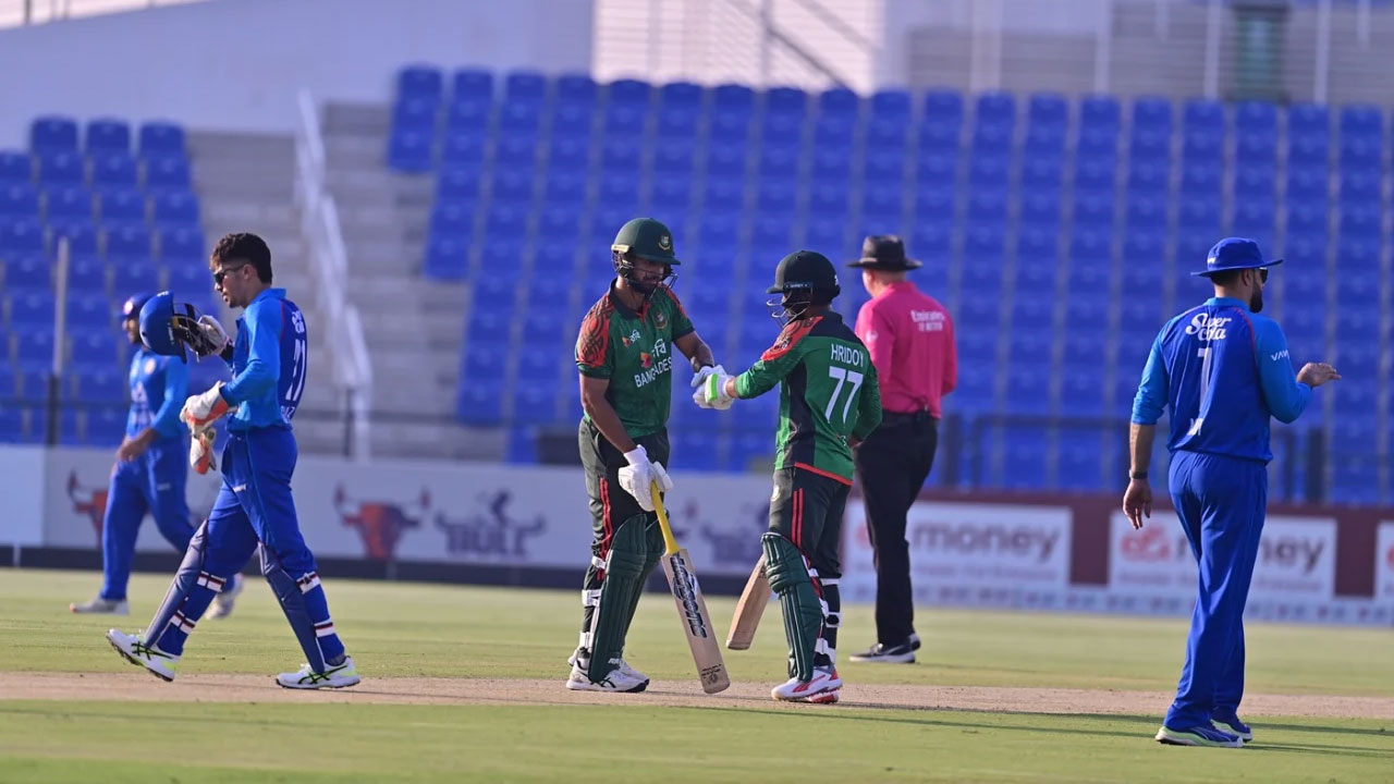 Miraz, Hridoy fifty powers Bangladesh to 221-5