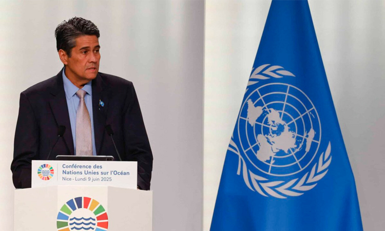 Palau leader in 'world first' underwater interview