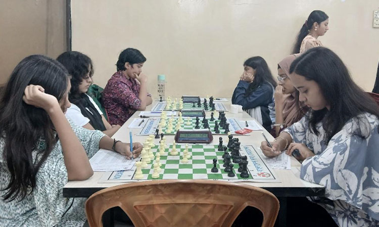 Three players share lead after 4th round 
