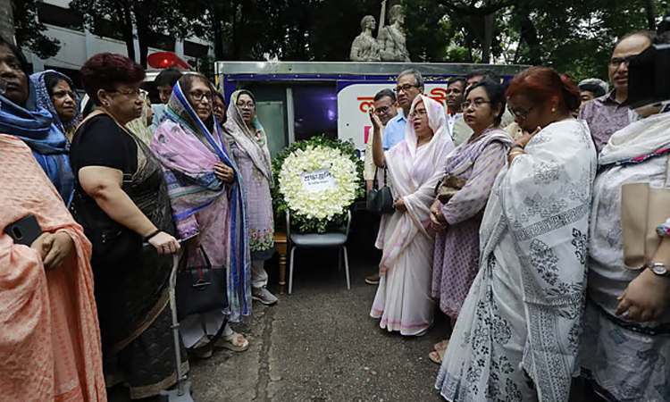 Prof Manzoorul paid homage at DU