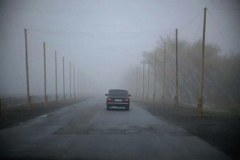 East Ukraine stronghold evacuates families as Russia nears