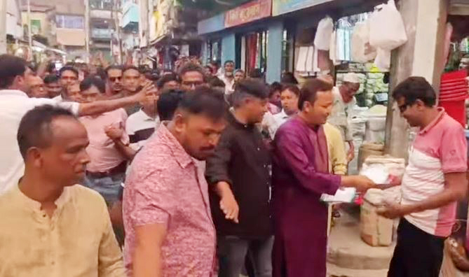 BNP distributes 31-point leaflets in Jessore's Keshabpur Bazar