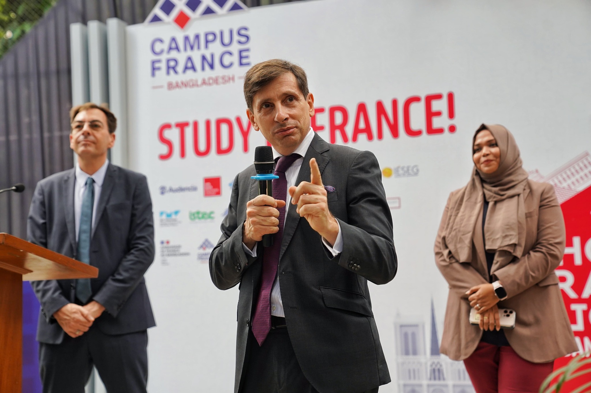Envoy invites Bangladeshi students to pursue higher studies in France