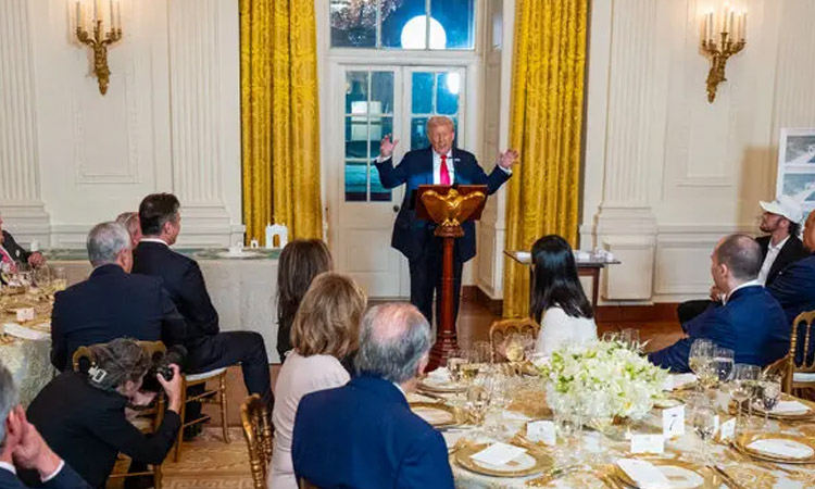 Trump hosts dinner for wealthy donors to White House ballroom
