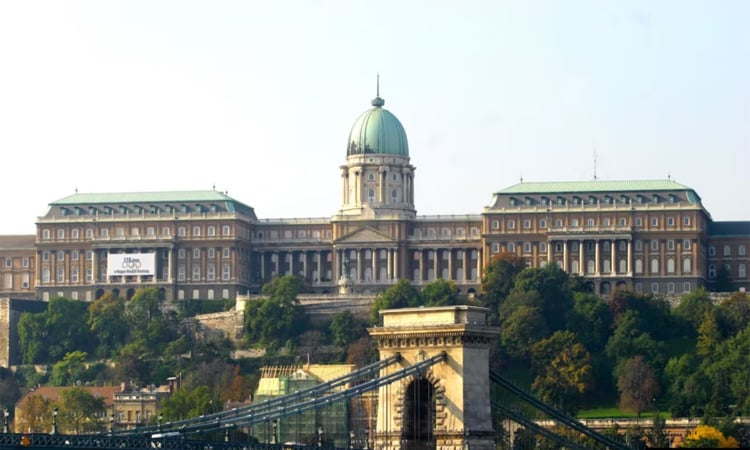 Hungary vows safe passage for Putin for US-Russia summit