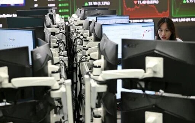 US stocks bounce back as Trump softens China trade tone