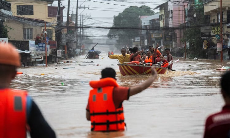 Thousands flee Philippine coast as storm approaches