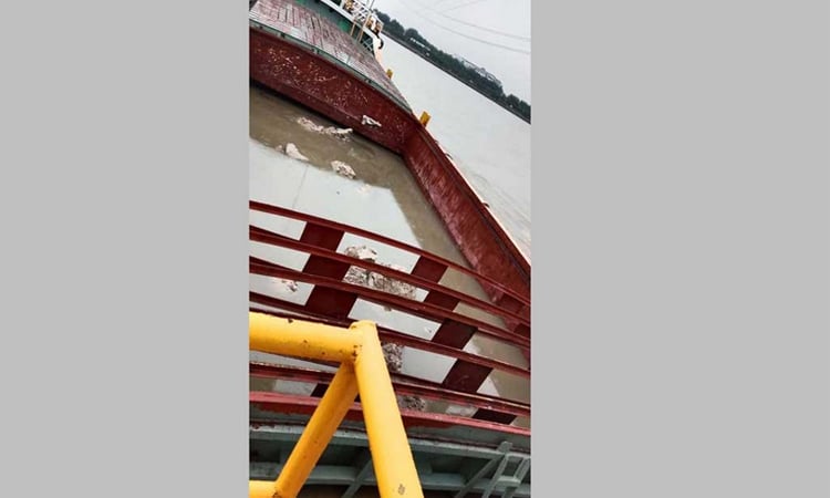 Lighterage ship sinks at outer anchorage of Ctg port 