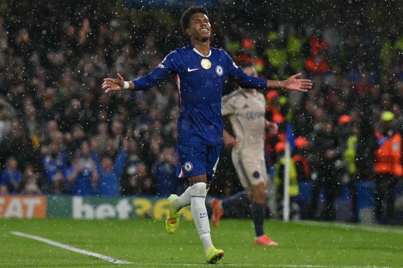 Chelsea hit 10-man Ajax for five