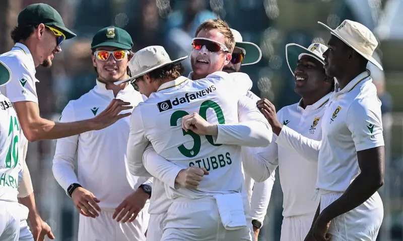 Pakistan all out for 138, South Africa need 68 to win second Test