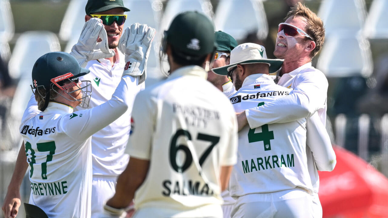 Harmer stars as South Africa beat Pakistan to draw series