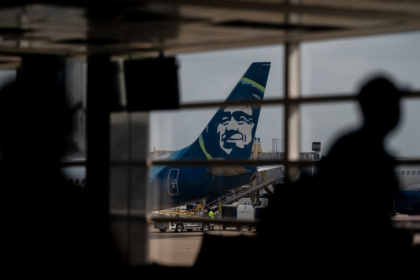 Alaska Airlines resumes flights after IT outage