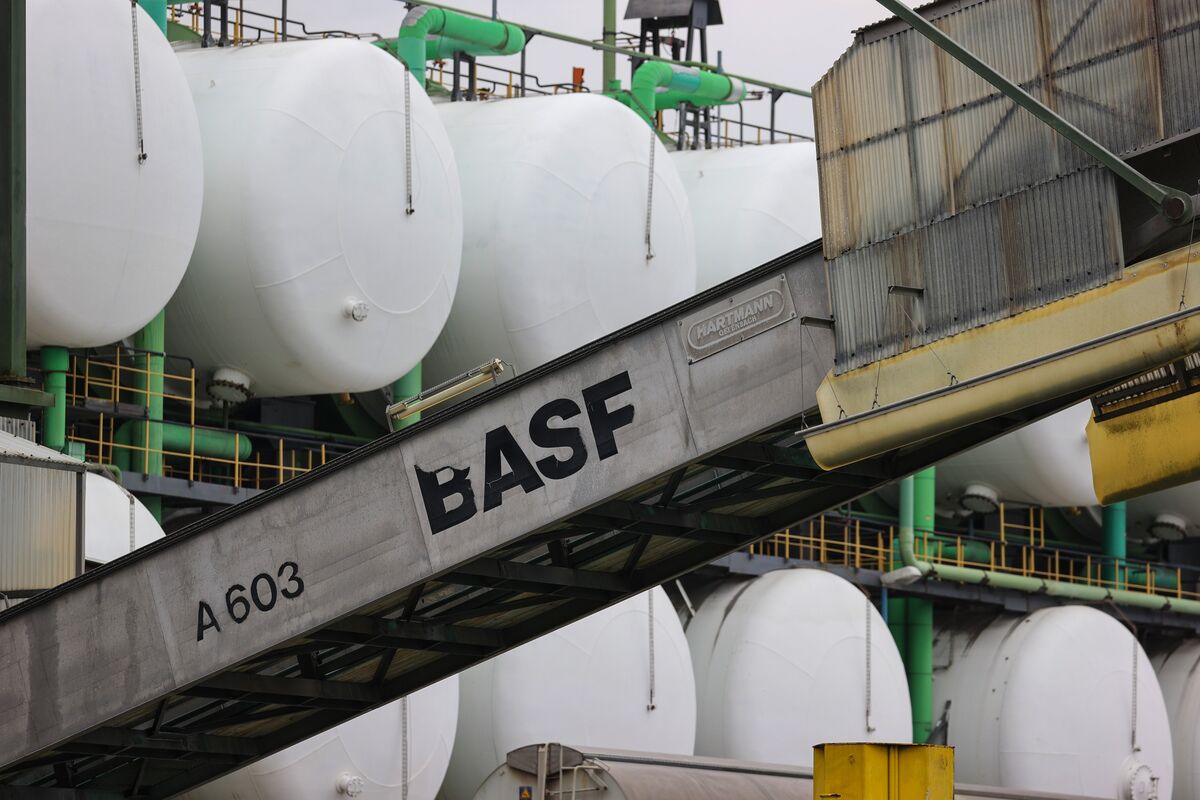 Chemicals giant BASF beats forecast amid tough market
