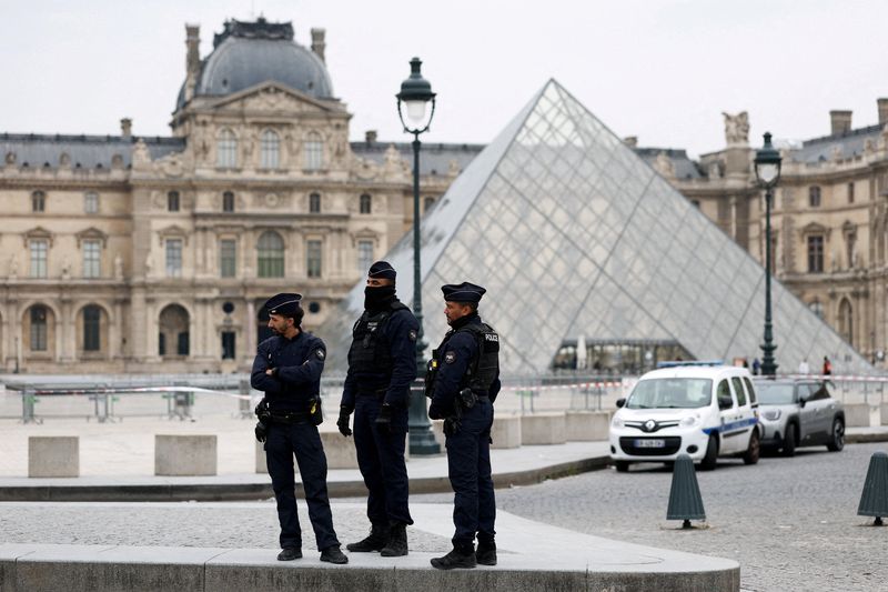 Paris prosecutor to speak about Louvre heist probe