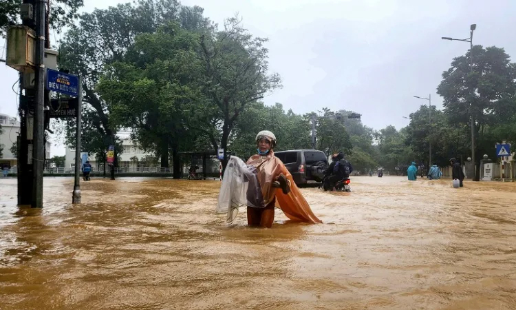 Vietnam floods kill 10, river level at 60-year high