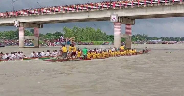 Boat race festival in Uzirpur draws massive crowd on Sondhya riverbanks 