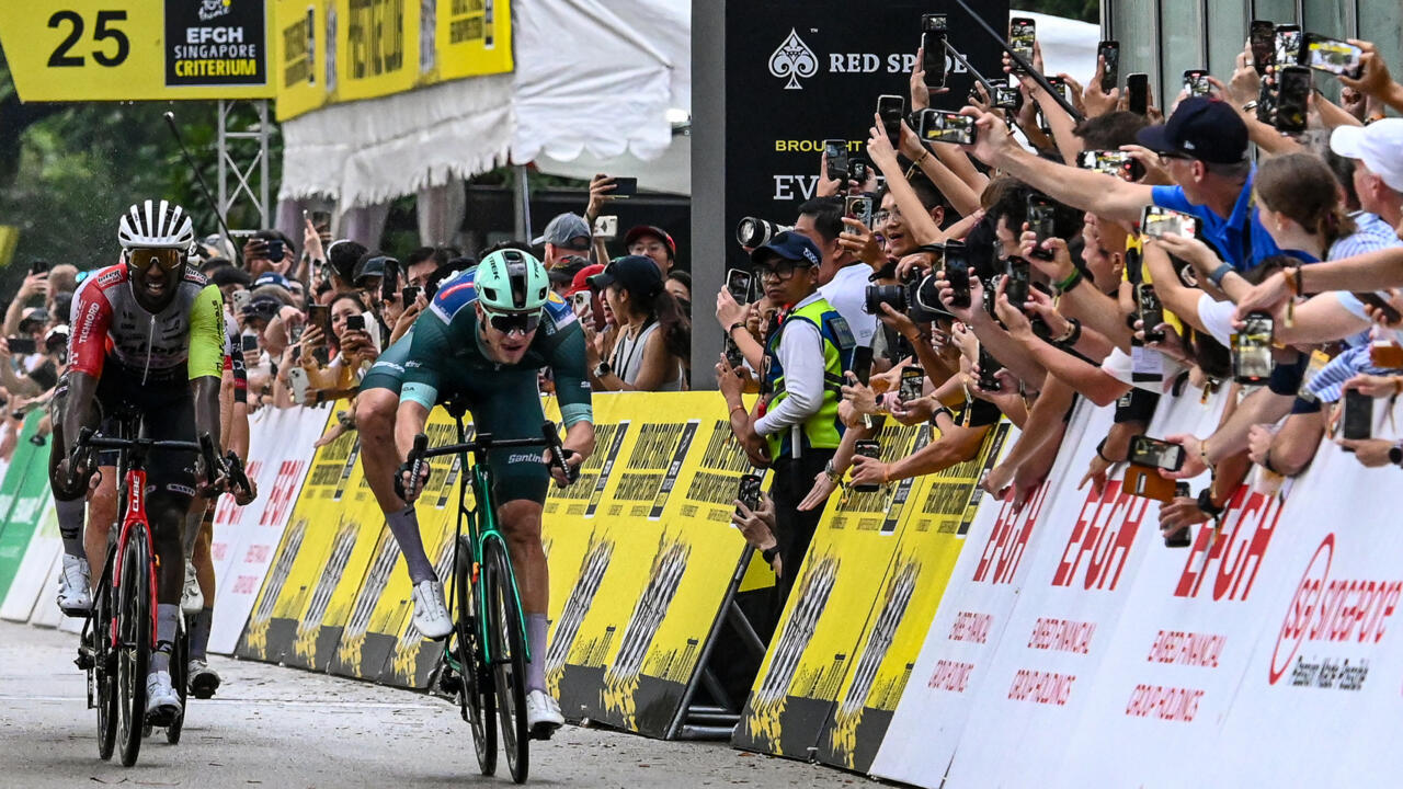 Jonathan Milan wins wet Tour de France Singapore Criterium