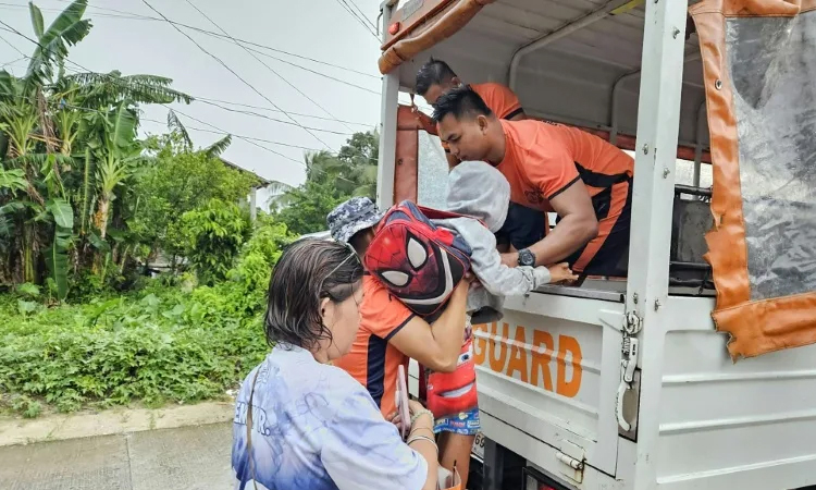 Thousands evacuated as typhoon bears down on Philippines