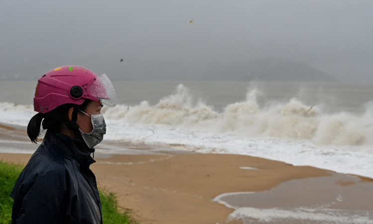 Typhoon Kalmaegi hits Vietnam after killing 140 in Philippines