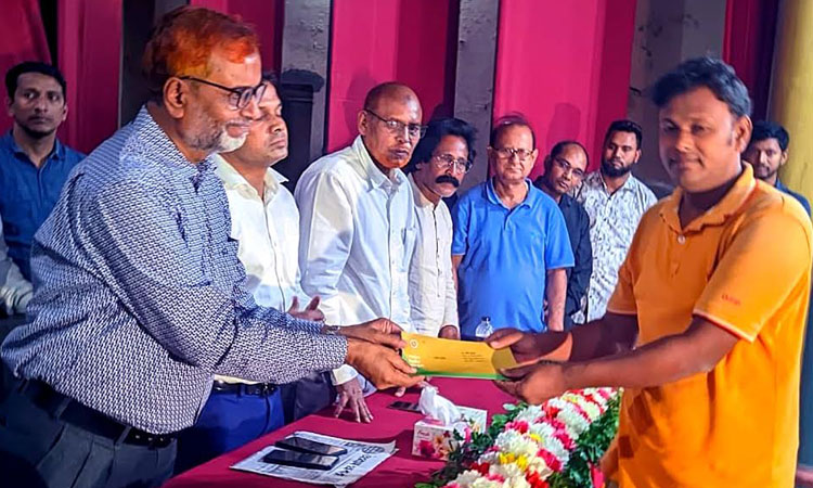 Abdullah urges journalists to keep them above partisan politics 