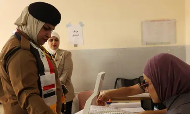 Iraqi forces, displaced people vote early ahead of election