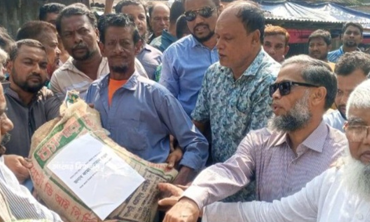 Fire-affected shop owners given financial assistances in Munshiganj