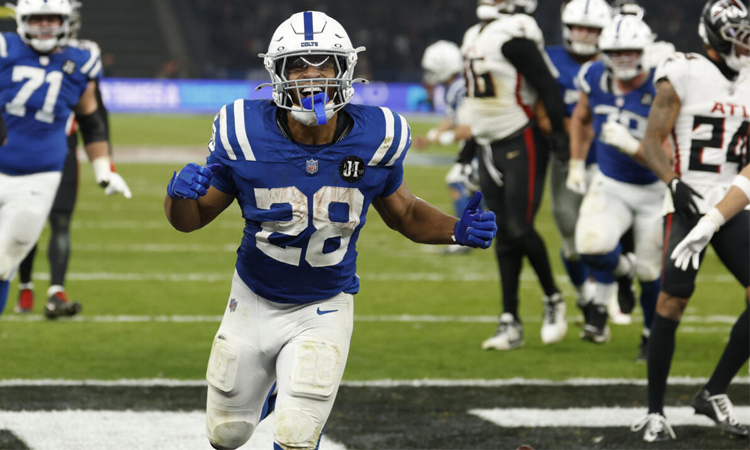 Taylor sparks Colts to Berlin win, Pats win streak hits seven