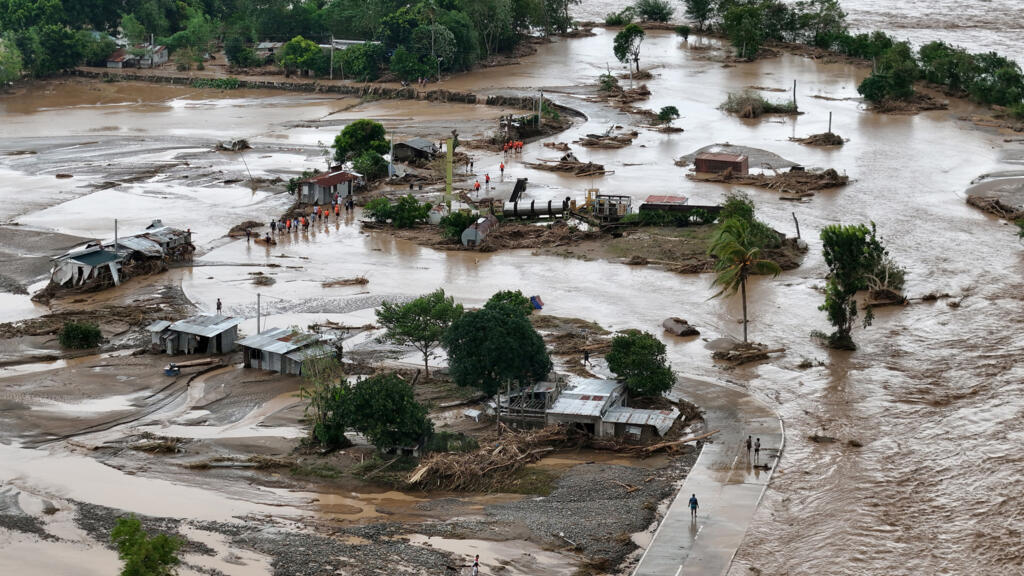 Typhoon Fung-wong floods Philippine towns, leaves 5 dead in its wake