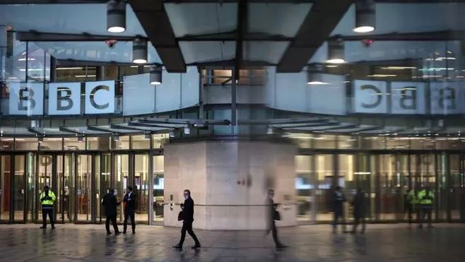 BBC must fight, says outgoing chief as Trump threatens to sue