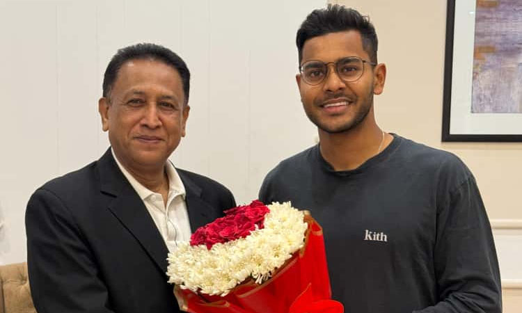 Samit arrives in Dhaka