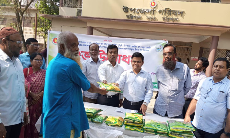 Seeds, fertilizer distributed among farmers in Barishal 