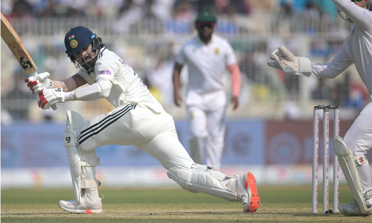 India close in on lead despite South African strikes