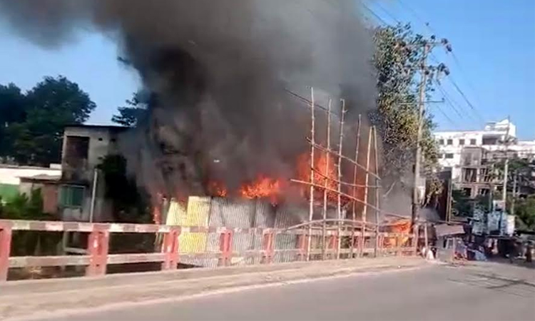 7 shops gutted in Chandpur