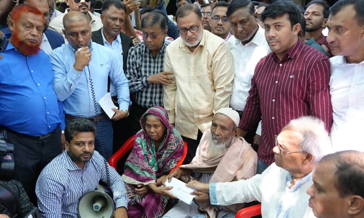 Tarique Rahman stands by elderly Abdul Gani Jamaddar, his wife