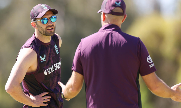 England quick Wood back bowling after injury scare