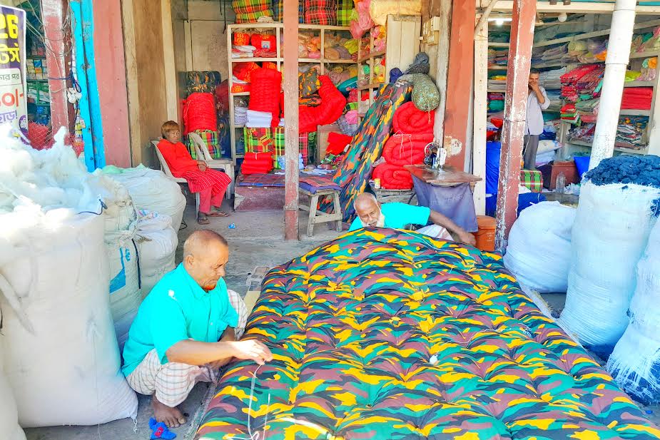 Demand for blankets rises as winter intensifies in Lalmonirhat