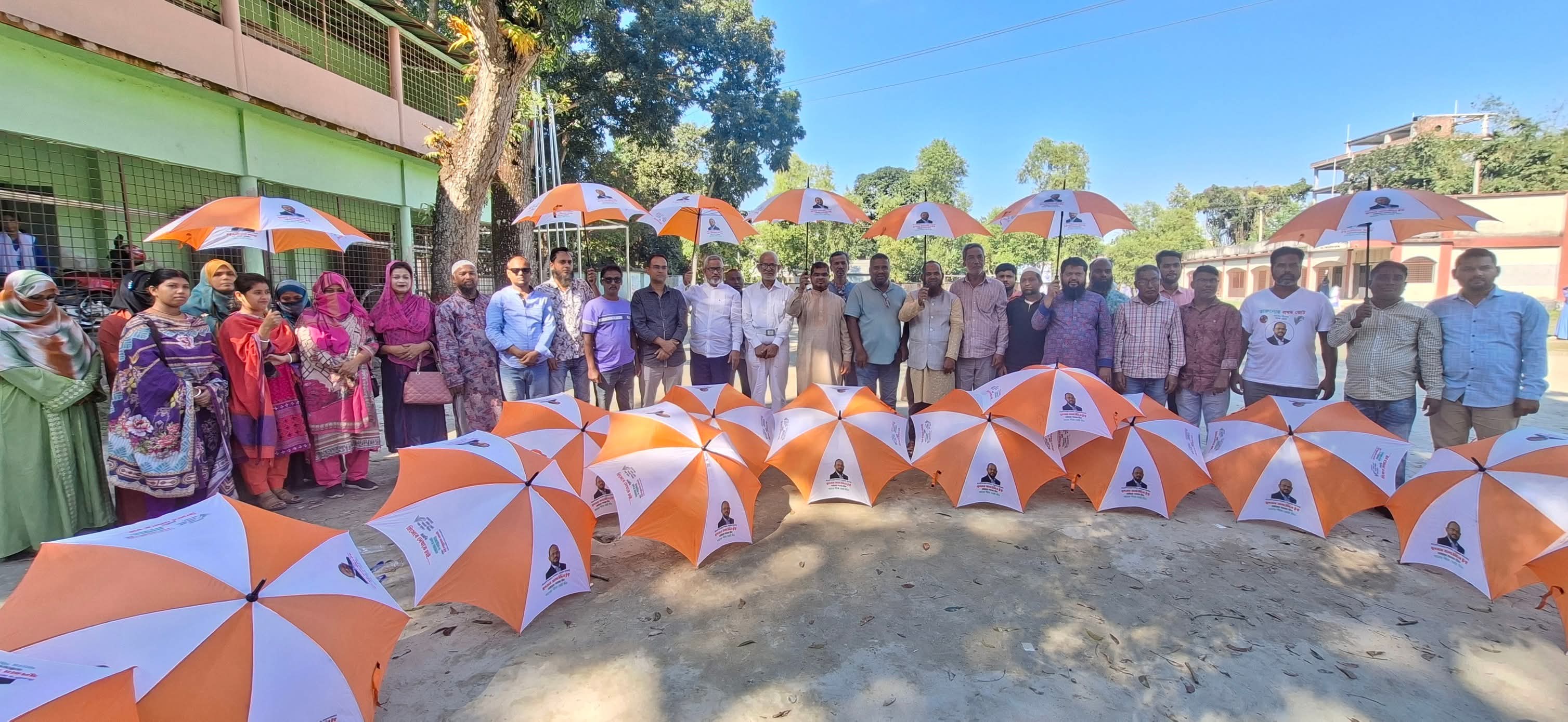 101 schoolteachers get umbrellas in Tangail 