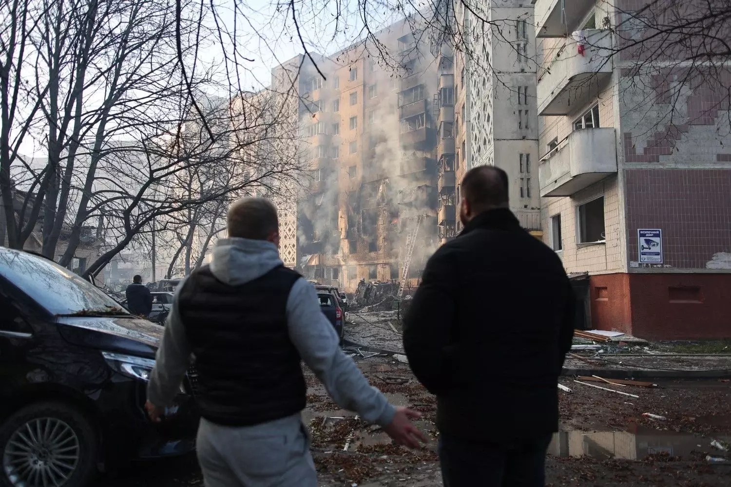 Russian strikes kill 10 as Zelensky tries to revive peace efforts