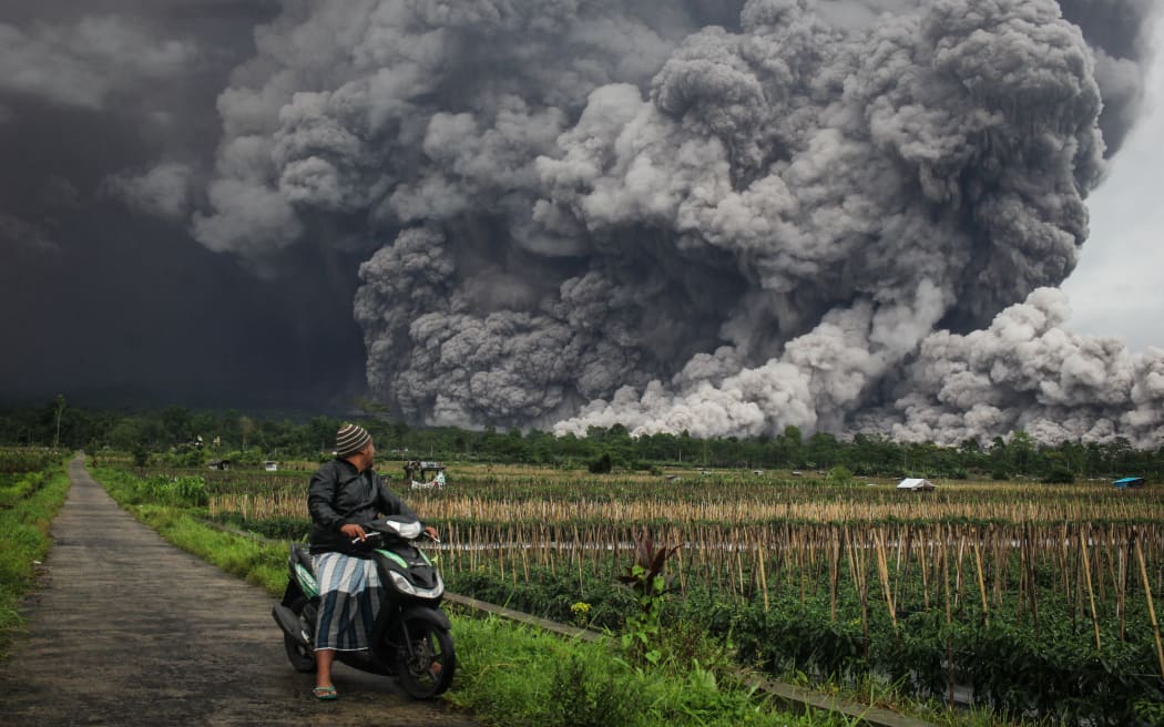 Hundreds of Indonesians flee homes after volcano erupts